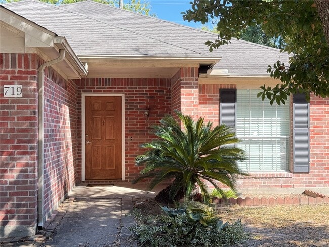Photo - 719 Willow W Dr