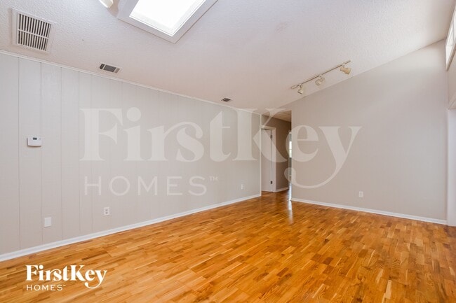 Photo - 111 Slade Dr