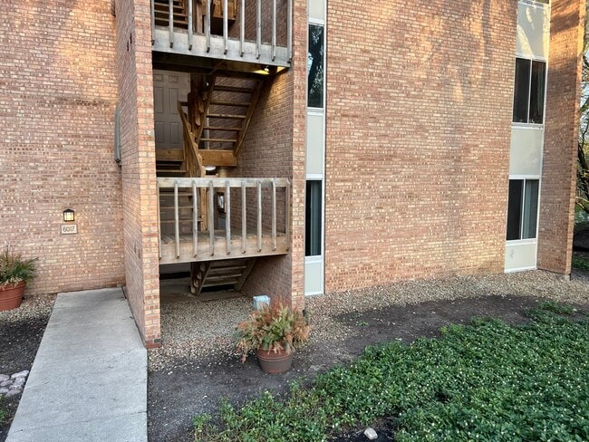 Building Photo - 6017 Forest View Rd Unit 1D Rental