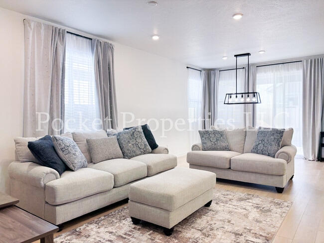 Building Photo - 577 W Norwich St