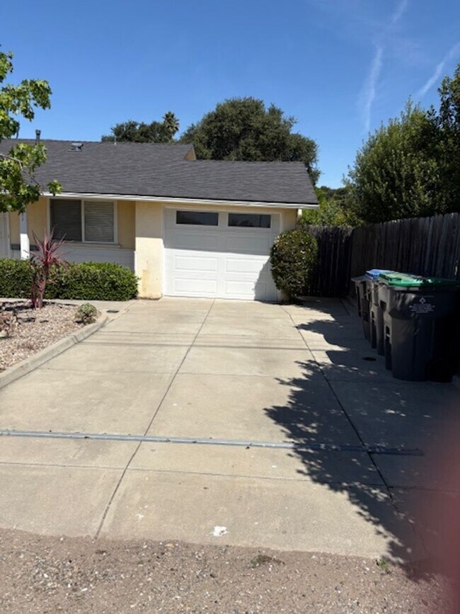 Photo - Beautiful 3 Bedroom, 1 Bathroom house