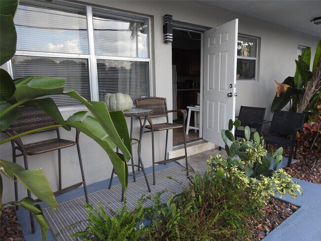 Building Photo - 1600 NE 3rd Ave Unit 2