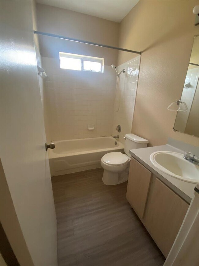 Photo - 903 Quartz Ct