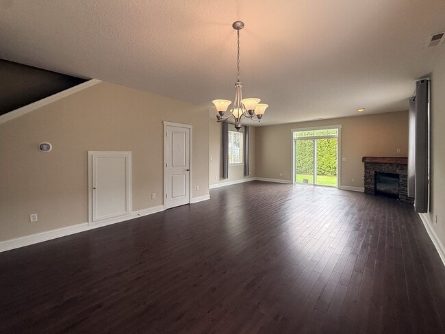 Photo - 1385 Glacier View St SE