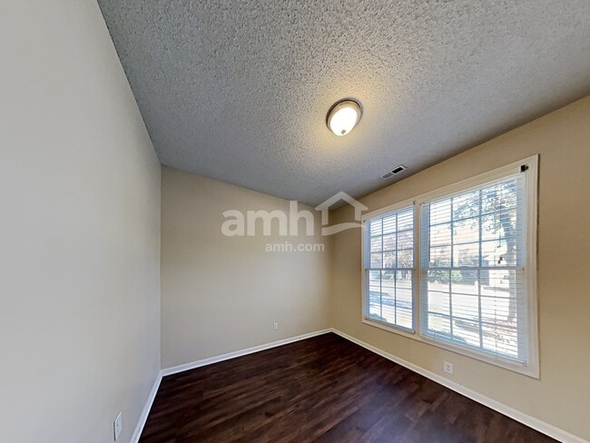 Photo - 537 Hanska Way