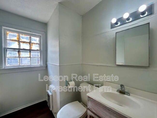 Photo - 318 W 68th St