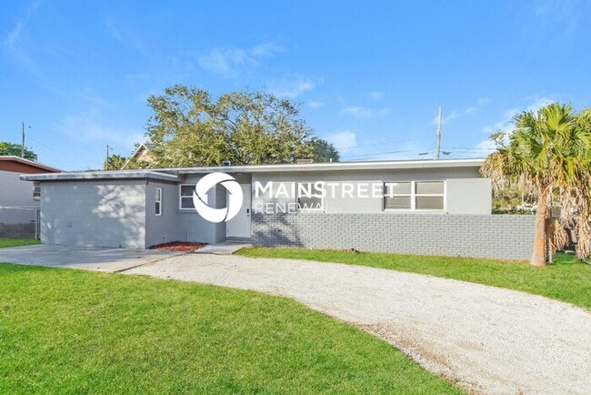 Building Photo - 3 Bedroom Pet-Friendly Home in Vero Beach, FL with Main Street Renewal