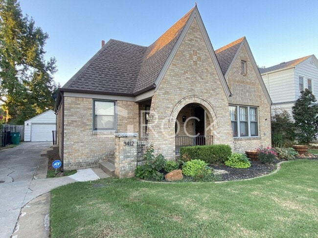 Building Photo - 2 Bedroom 2 Bathroom plus Bonus Room with ALL Appliances Included