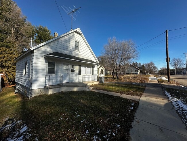 Building Photo - Recently Renovated 3 Bedroom 1 Bath Single... Rental