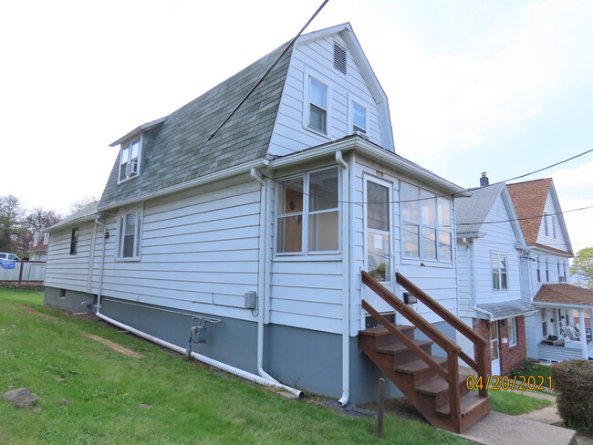 Furnished 2 bedroom home in Wilkes-Barre Township, PA - 307 Center St House