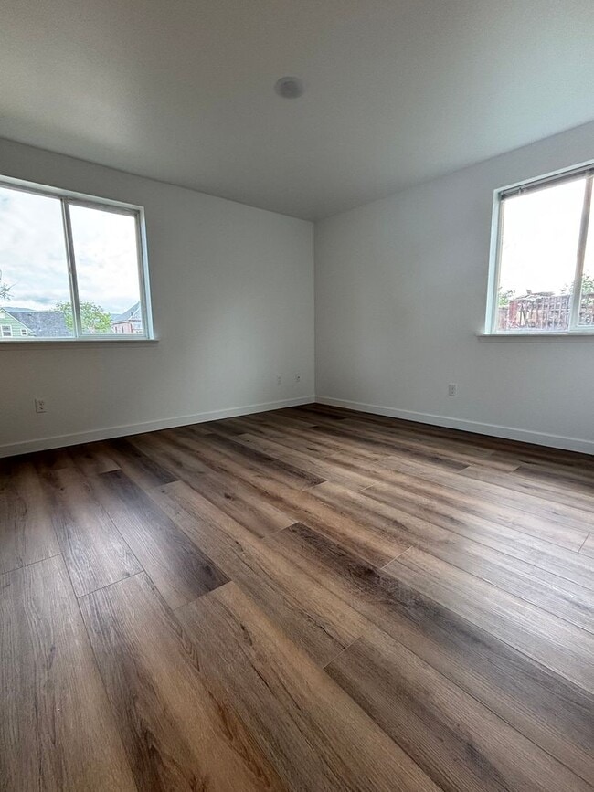 Photo - 1209 E 10th St Unit B