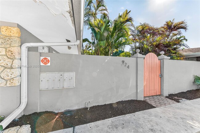 Building Photo - 924 NE 17th Terrace Unit 6