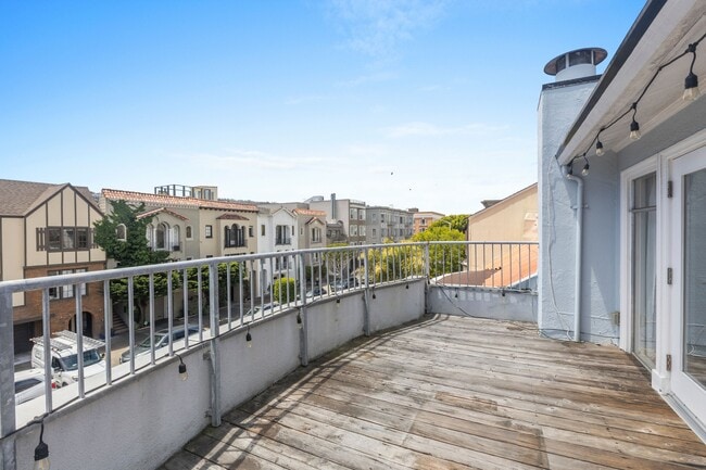 Photo - 2128 Bay St