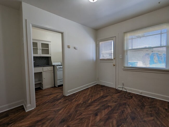 Photo - Great 1 bed/1 bath apartment with solid su...