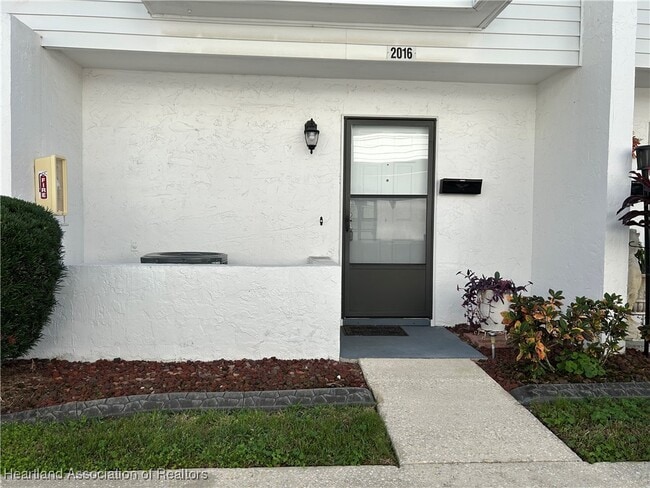 Building Photo - 2016 Lakeview Dr