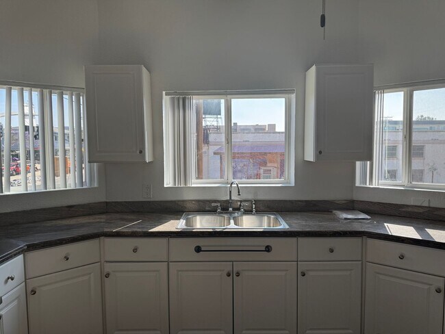 Photo - 939 University Ave Unit 202