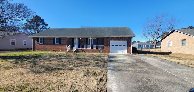 Building Photo - Spacious Home Ready For Move In
