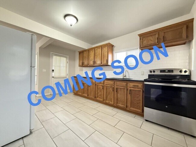 Building Photo - 154 Sylvester St Unit 2