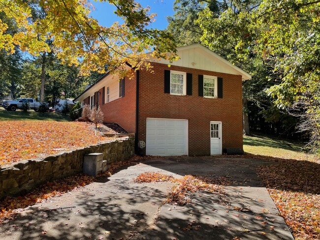 Building Photo - BEAUTIFUL 3 BED 2 BATH HOME WITH BASEMENT ...