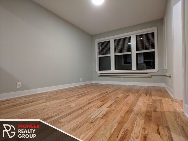 Building Photo - 4409 N Wolcott Ave