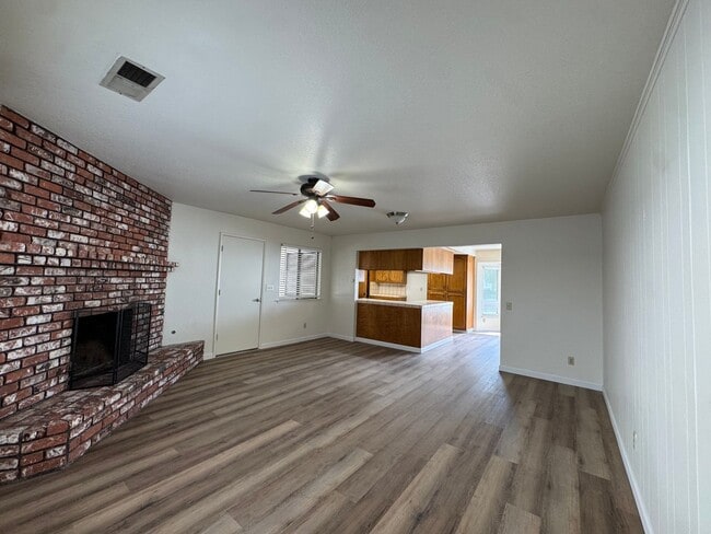 657 W Escalon Ave