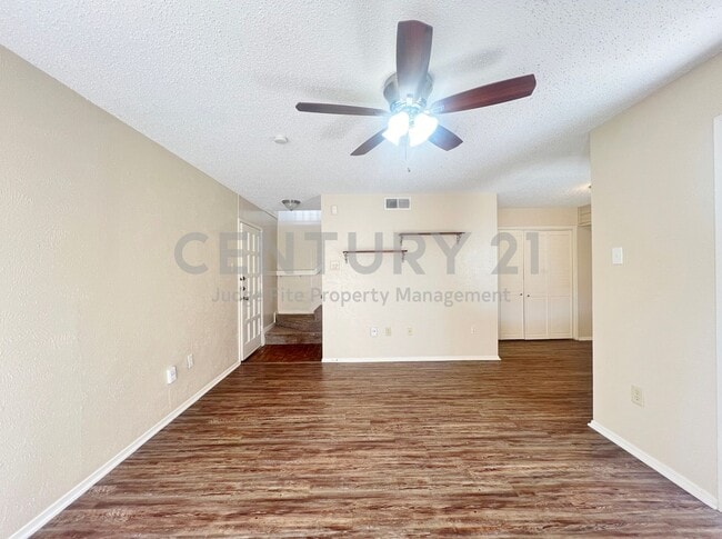 Photo - Beautiful 2-story 1/1.5 Mediterranean Style Condo in Gated Dallas Community For Rent! Unidad 43D