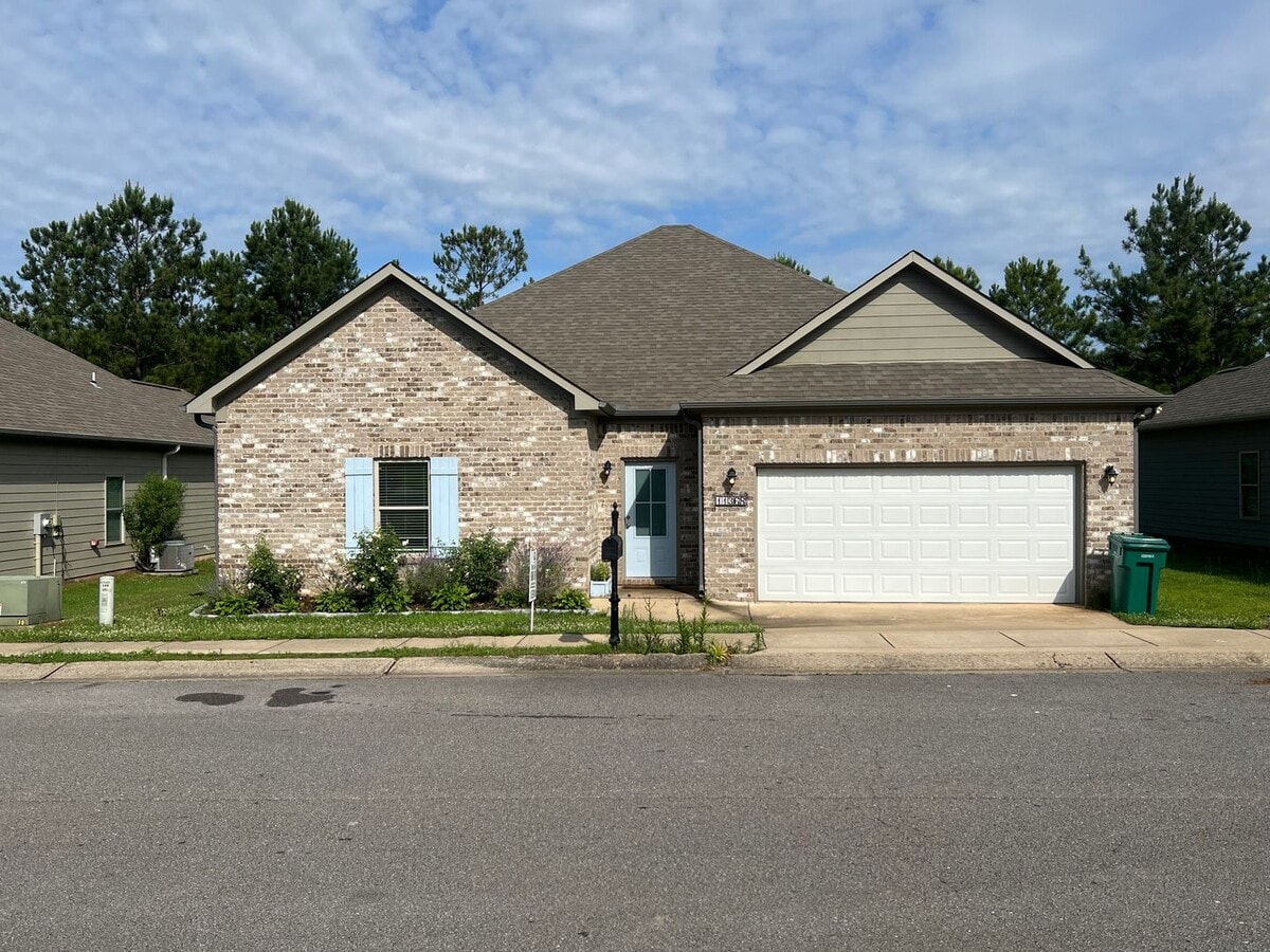 Nice 3 Bed 2 Bath House! Available Now! - Nice 3 Bed 2 Bath House! Available Now!