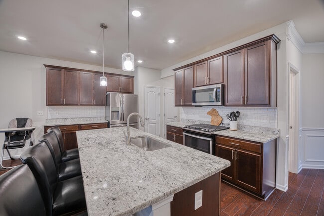 Building Photo - 2832 Fairgrove Cres