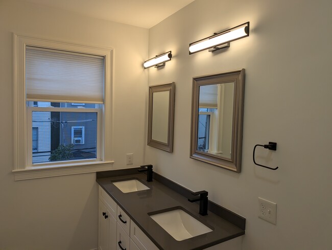 Building Photo - 210 Everett St Unit 3 Rental