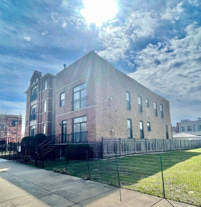 Photo - 469 E Bowen Ave Unit 1