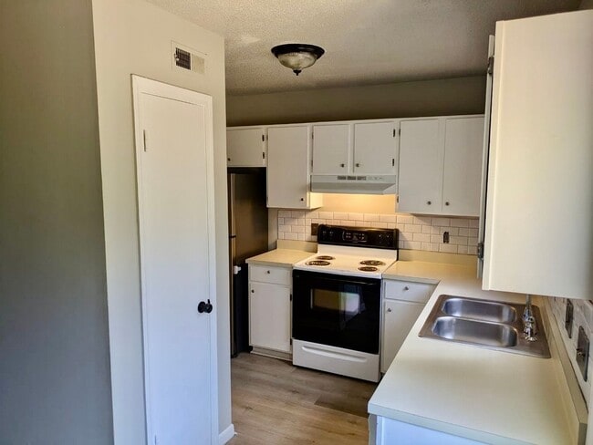 Photo - 143 Montague Dr