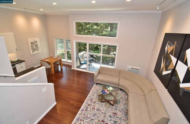Building Photo - 2067 Ascot Dr Unit 142