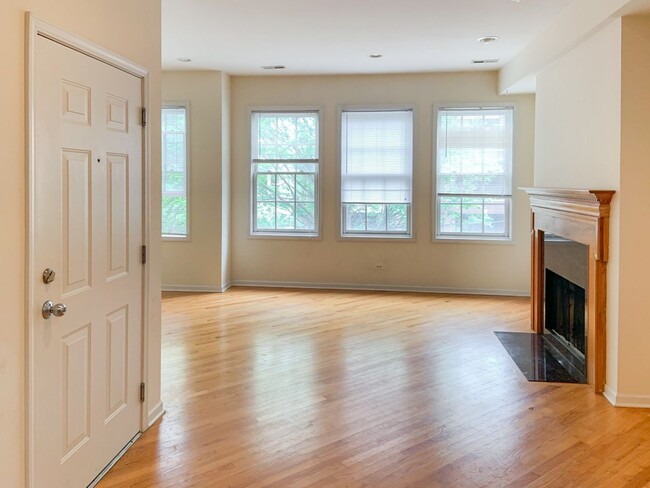 Building Photo - 2510 N Southport Ave Unit 2510-2