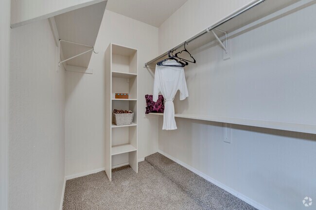 2BR, 2BA - 1,150SF - Closet