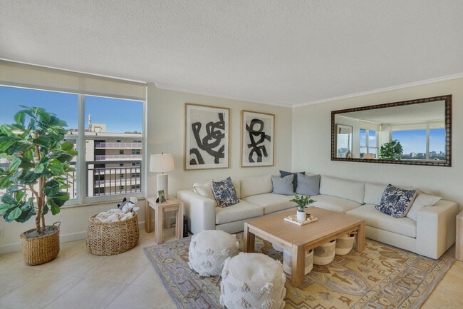 Photo - 1051 Hillsboro Mile Unidad 902e