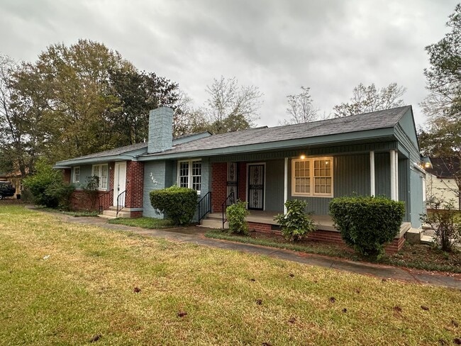 Building Photo - Spacious home
