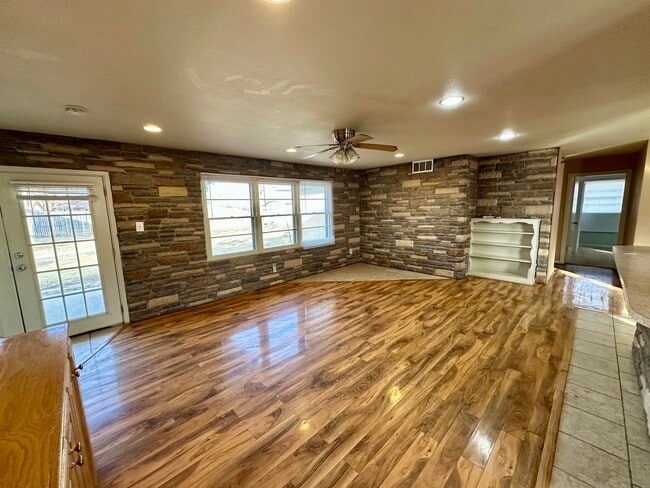 Photo - 5002 46th St