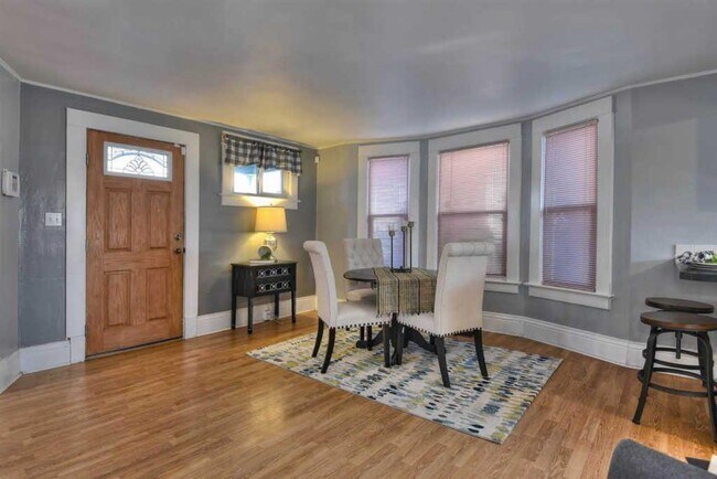 Dining - 1709 W Spofford Ave