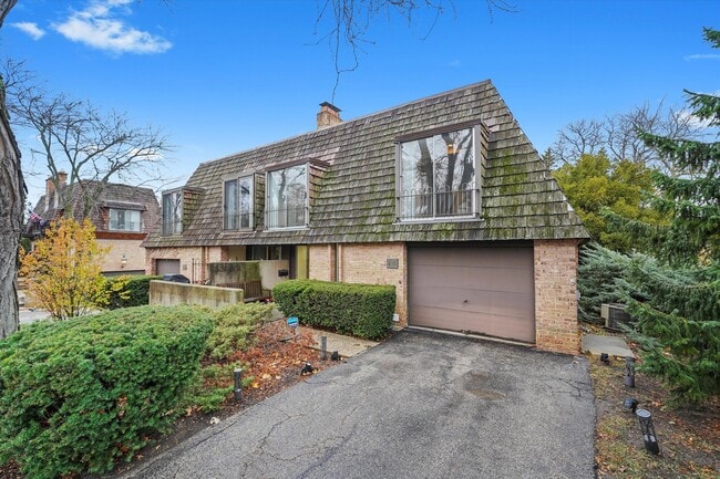 Building Photo - 406 S Lageschulte St