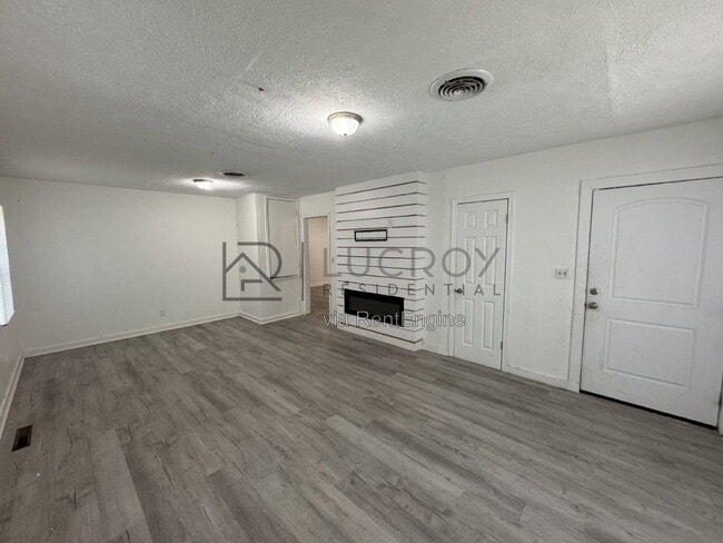 Photo - 556 Woodward Ave