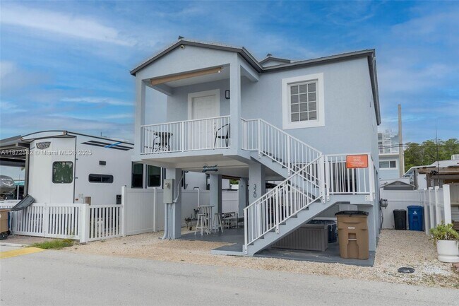 Photo - 325 Calusa St