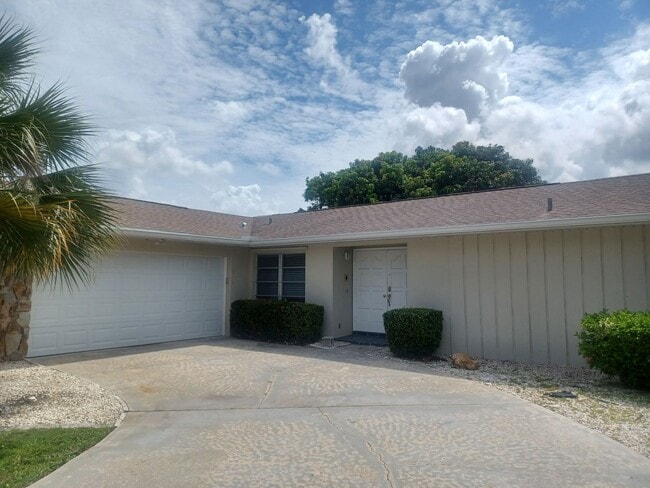 Building Photo - Spacious, Newly Remodeled  3 bedroom, 2 bathroom screened lanai GREAT LOCATION