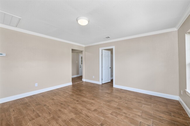 Photo - 3938 Daphne St