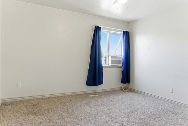 Photo - 114 W 975 N
