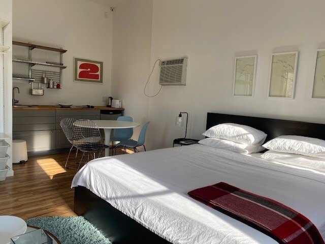 Building Photo - 7214 Woodrow Wilson Dr Unit studio Rental