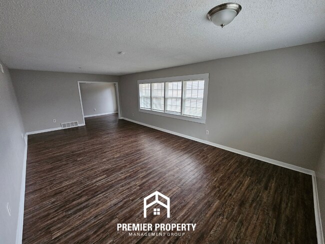 Photo - Large 4 Bedroom Home for Rent in Memphis | Hardwood Floors, Fireplace & Fenced Yard