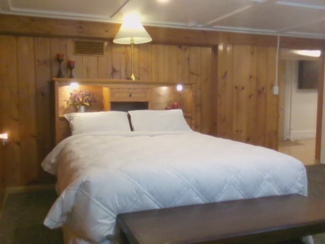 16X12.5 /Queen Bd - 102 W College St Casa