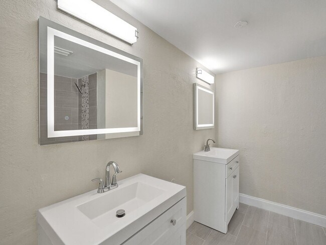 Photo - Modern & Spacious 2-Bedroom Condo – Prime ... Unidad 108