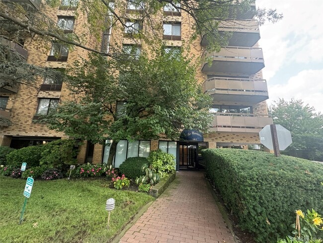 Building Photo - 141 Great Neck Rd Unit 3F
