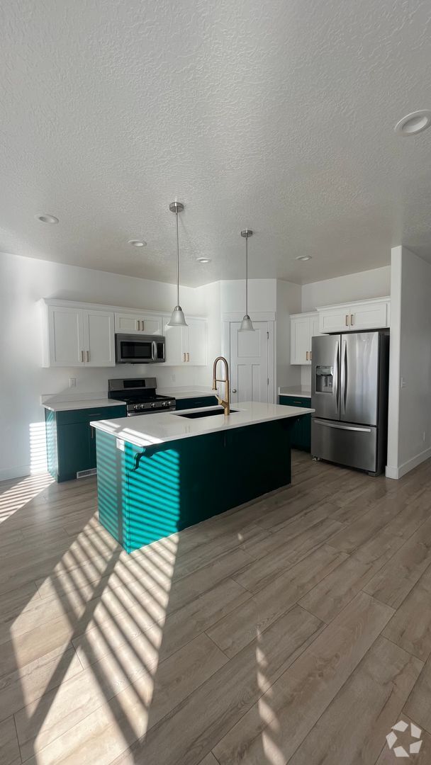 Building Photo - 5 Bedroom/3 Bathroom Townhome in Lehi